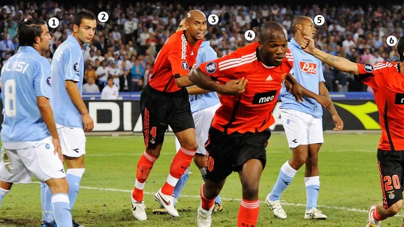Cầu thủ Benfica vượt qua cầu thủ Napoli để tiến vào vòng cấm địa